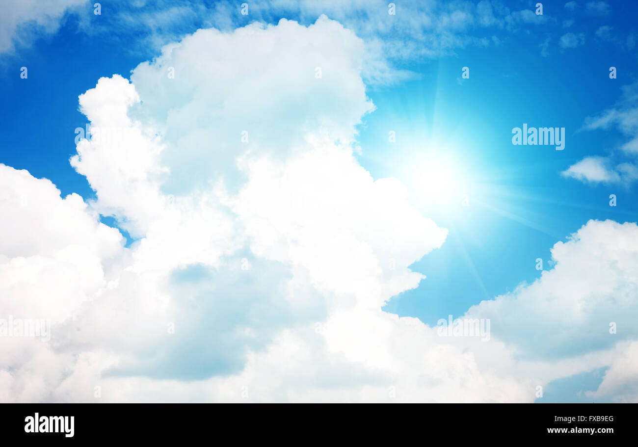 Hellen Mittagssonne an einem schönen Tag auf einem Hintergrund von blauem Himmel und weißen Wolken Stockfoto
