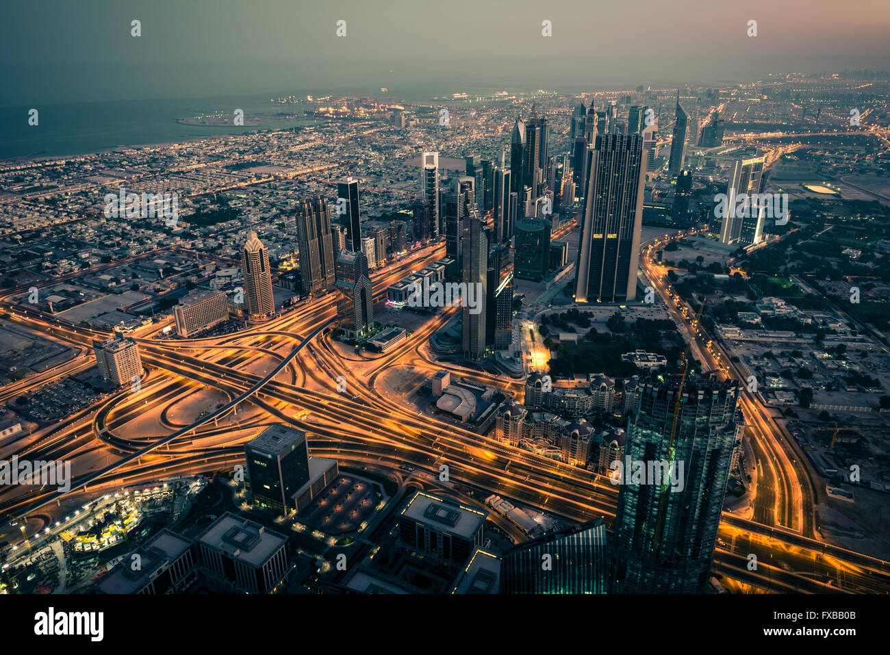 Dubai downtown Nachtszene mit Citylights. Draufsicht von oben Stockfoto