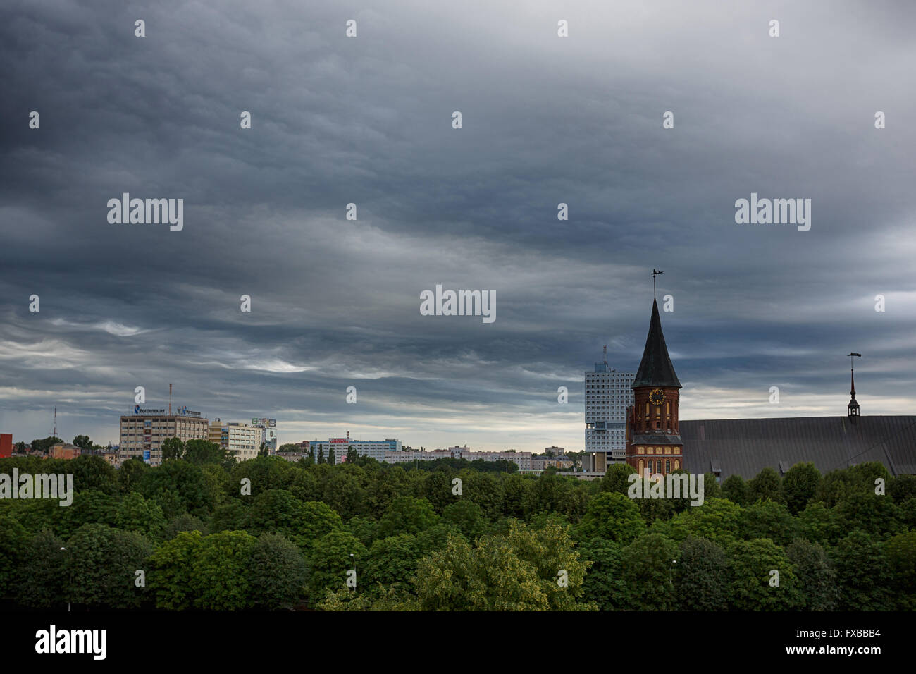 Kaliningrad, Russland, 8. Juli 2015: Dunkle Wolken Asperatus vor dem Sturm über Stadt Stockfoto