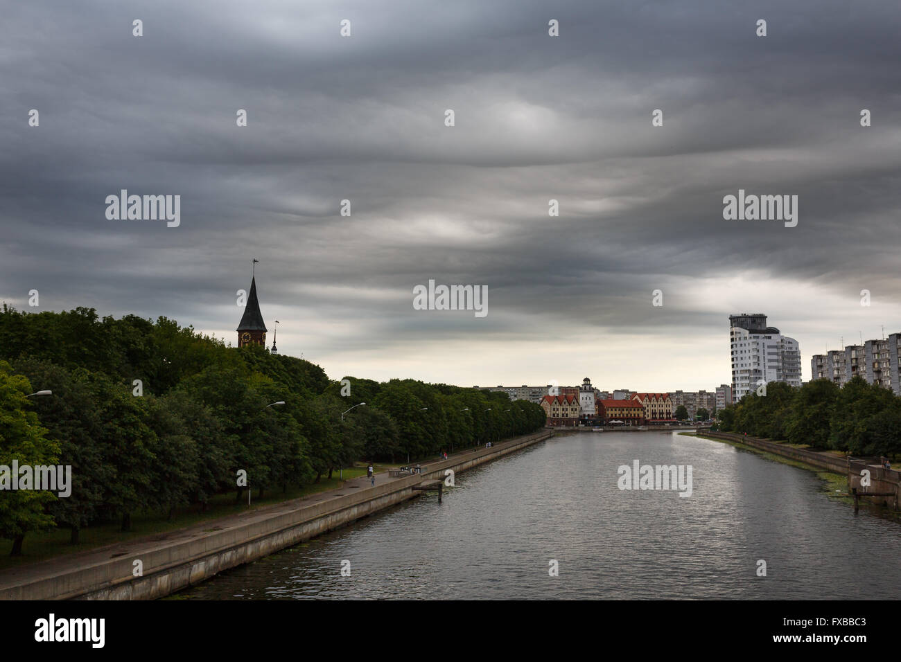 Dunkle Wolken Asperatus vor dem Sturm über Stadt Stockfoto