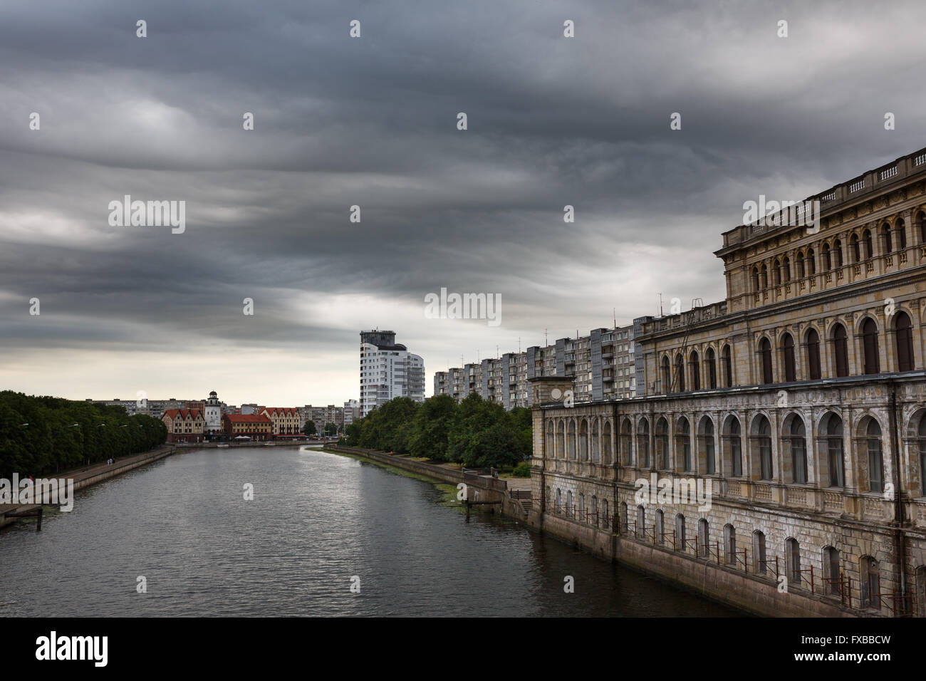 Dunkle Wolken Asperatus vor dem Sturm über Stadt Stockfoto