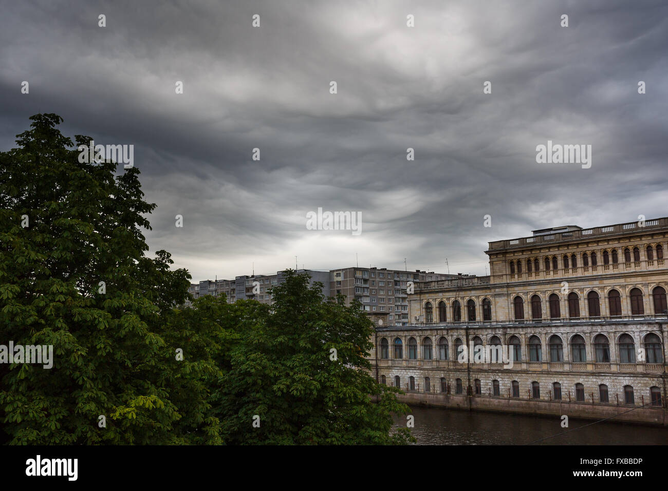 Dunkle Wolken Asperatus vor dem Sturm über Stadt Stockfoto