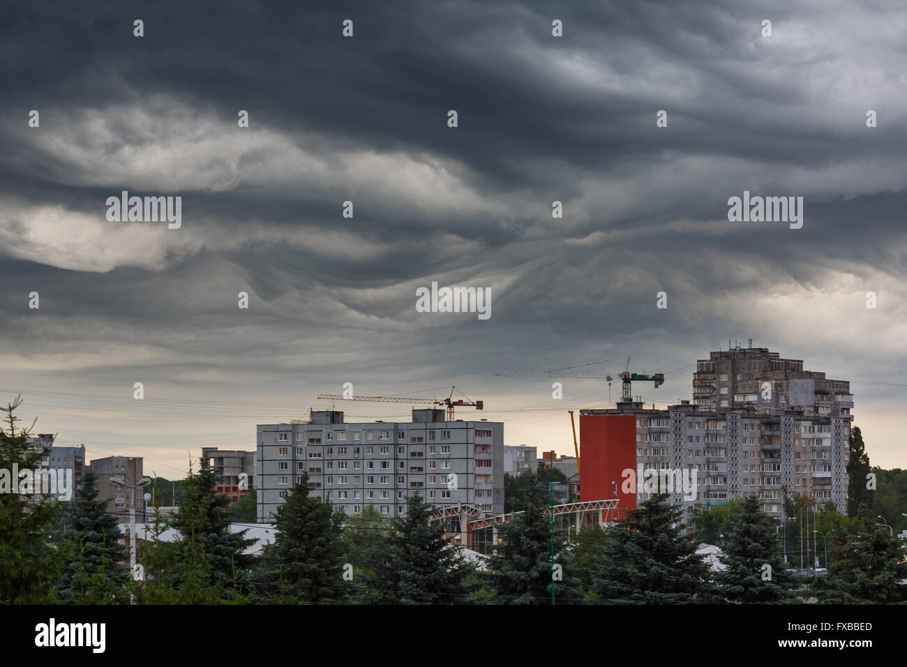 Dunkle Wolken Asperatus vor dem Sturm über Stadt Stockfoto