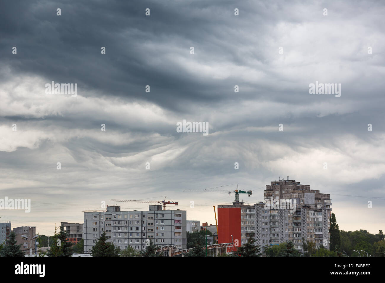 Dunkle Wolken Asperatus vor dem Sturm über Stadt Stockfoto