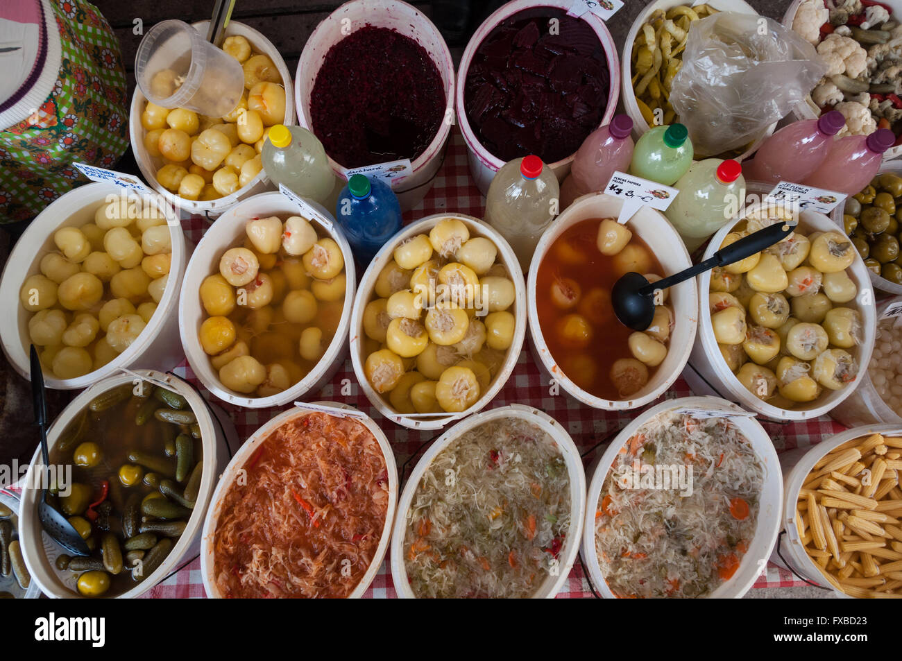 Eingelegte Gemüse in Mileticova Markt, Bratislava, Slowakei Stockfoto