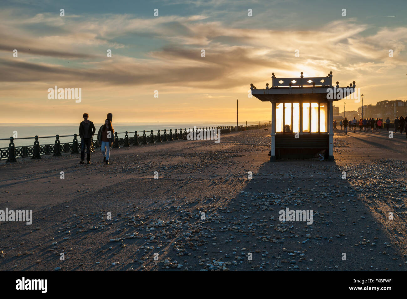Sonnenuntergang am Meer in Hove, East Sussex, England. Stockfoto