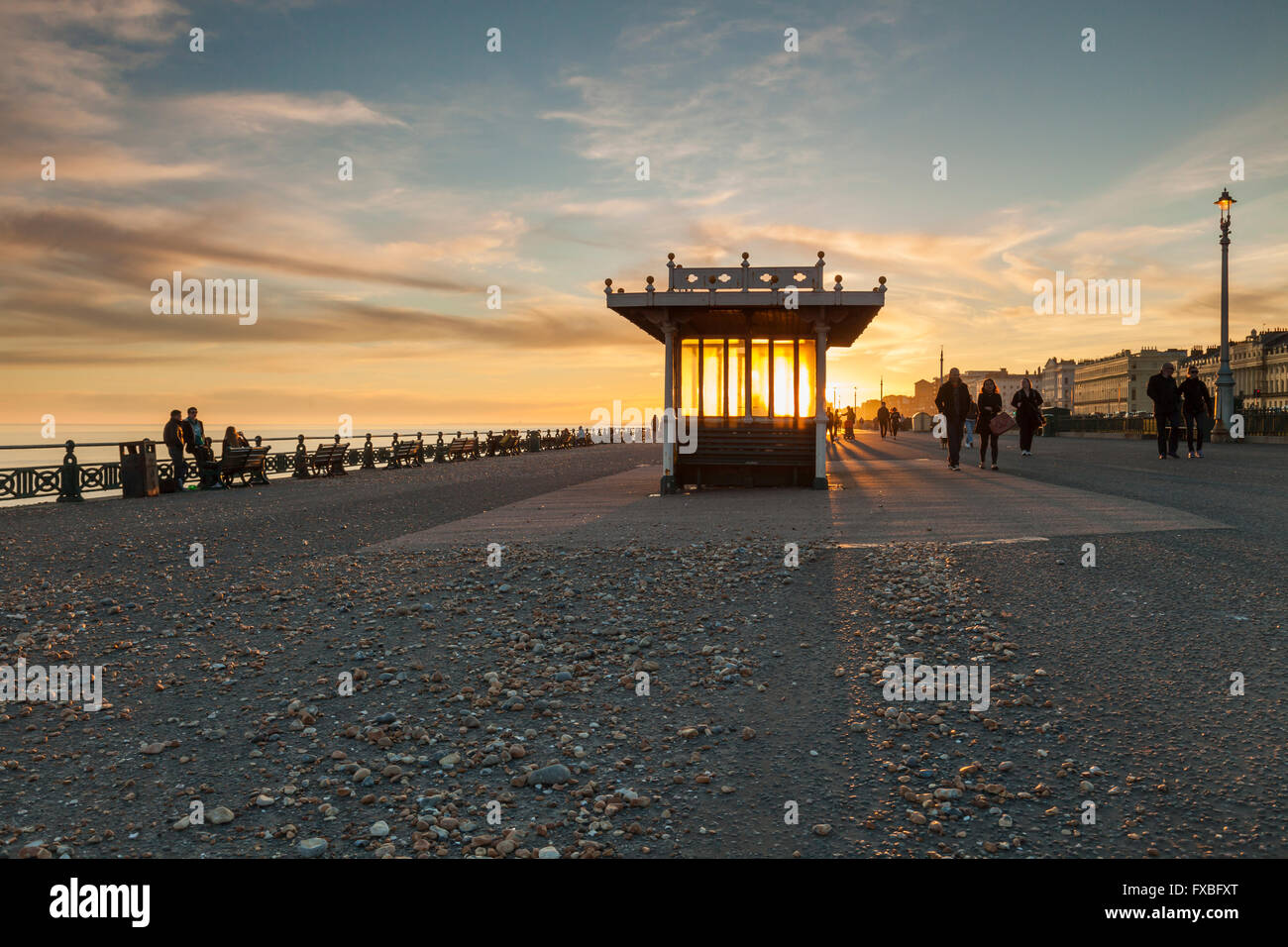 Sonnenuntergang am Meer Hove, Brighton und Hove, East Sussex, England. Stockfoto