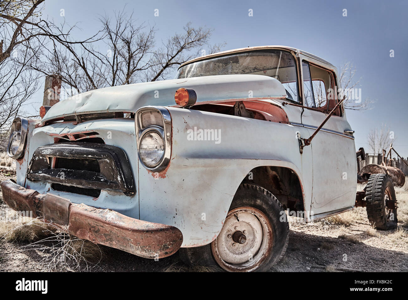Vintage Pickup-Truck aufgegeben klassische Schrottplatz Wrack alten Auto Stockfoto