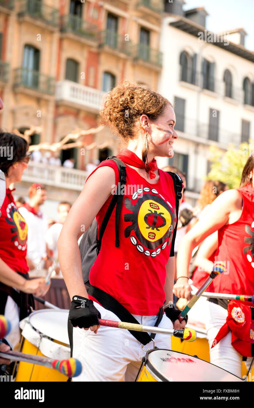 Spanien Navarra Pamplona 11. Juli 2015 S Firmino Fiesta Mädchen mit Trommel in dem wichtigsten quadratischen Stück für die fest-Mitglied eines spanischen s Stockfoto