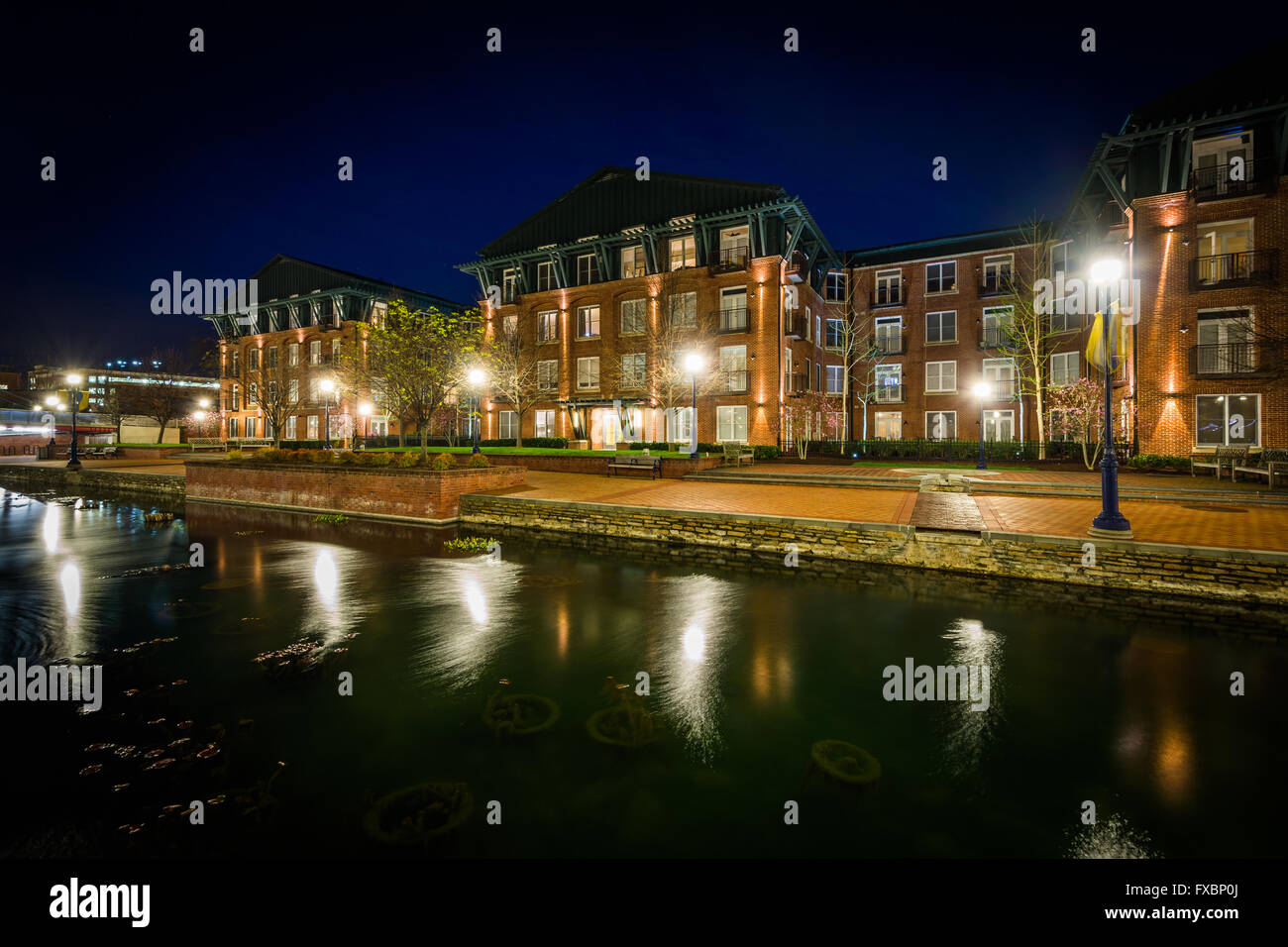 Wohnblocks entlang Carroll Creek in der Nacht, in Frederick, Maryland. Stockfoto