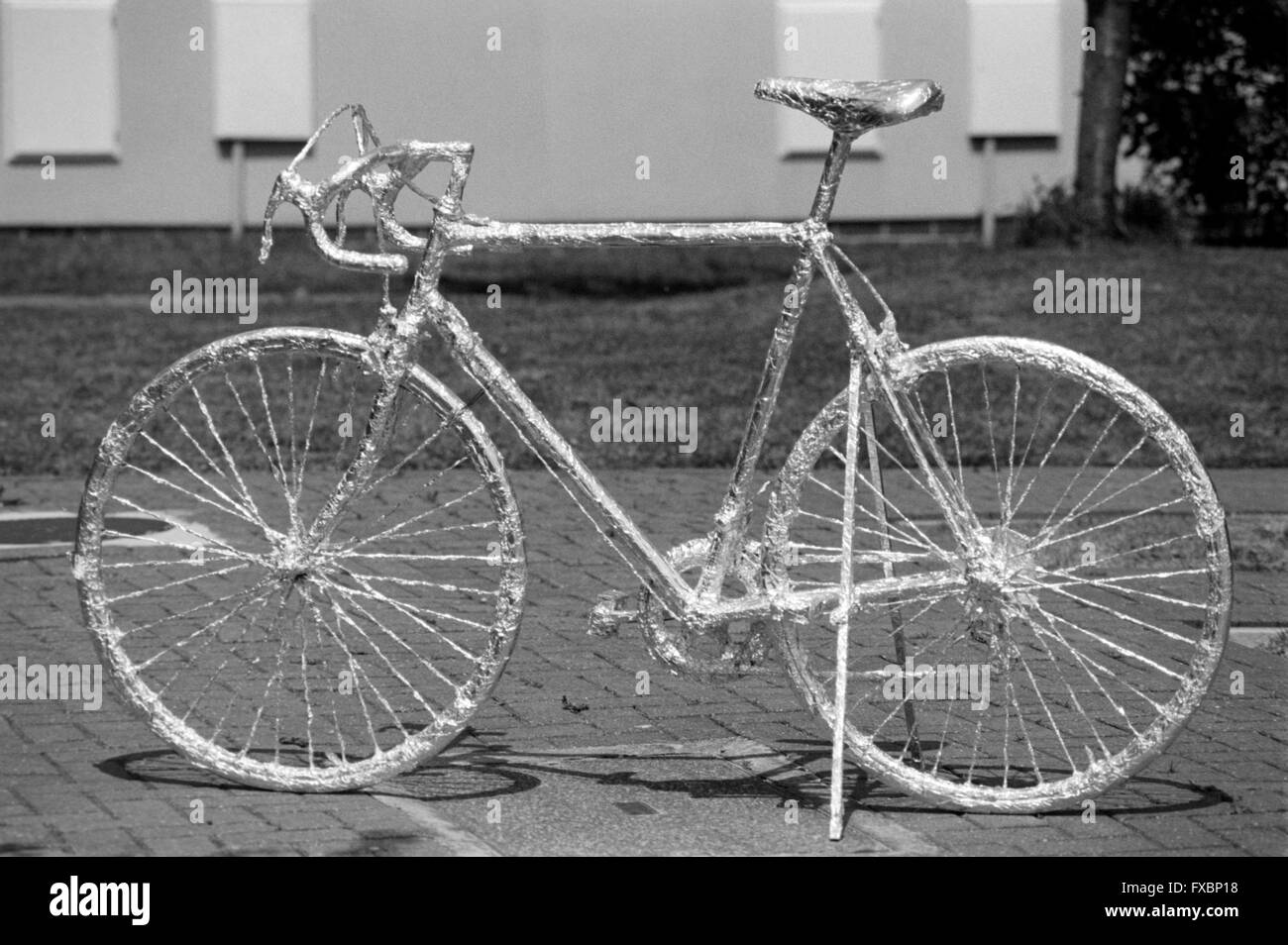 Kunst Projekt Rennrad bedeckt in Alufolie England uk Stockfoto