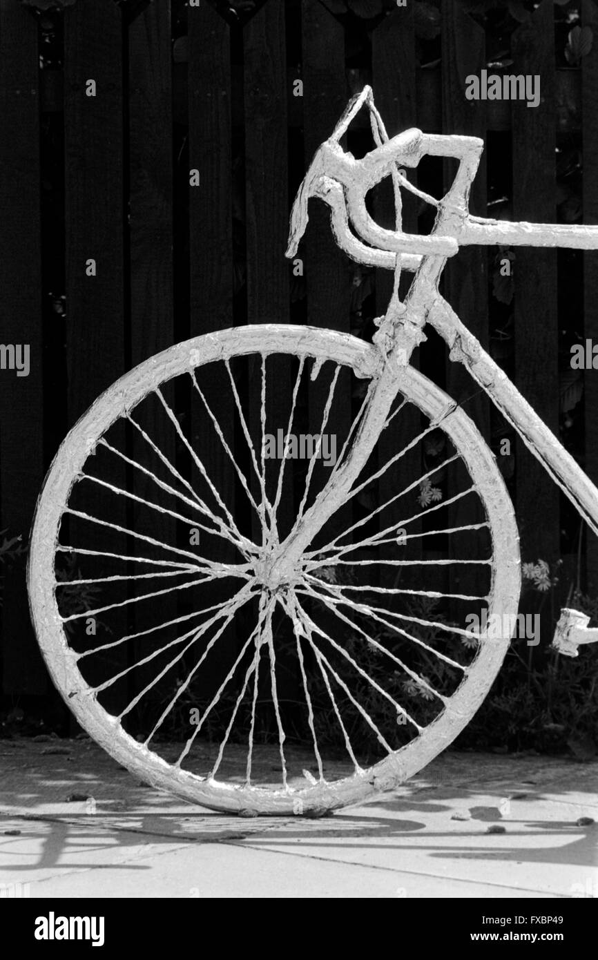 Kunst Projekt Rennrad bedeckt in Alufolie England uk Stockfoto