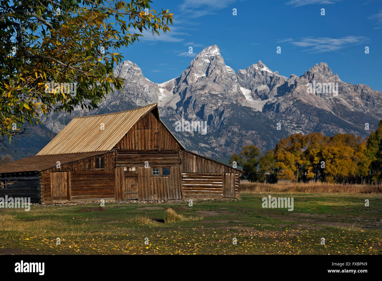 WY01493-00... WYOMING - historische Scheune Mormone weiterfahren mit der Teton Range als Kulisse im Grand Teton National Park. Stockfoto