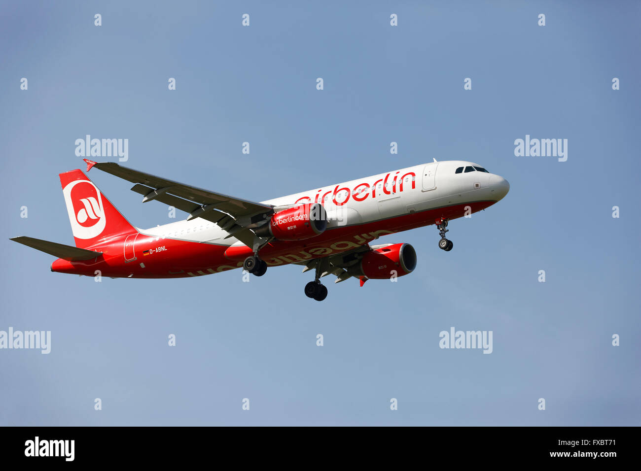 Air Berlin Airbus A321-211 Ansatz zur Landung am Flughafen Franz Josef Strauß, München, Oberbayern, Deutschland, Europa. Stockfoto