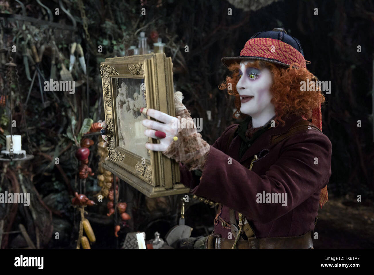 Alice Through the Looking Glass ist eine bevorstehende amerikanischen Fantasy-Abenteuer-Film unter der Regie von James Bobin, geschrieben von Linda Woolverton und produziert von Tim Burton.   Dieses Foto ist nur zu redaktionellen Zwecken und unterliegen dem Copyright von der Filmgesellschaft und/oder der Fotograf von dem Film oder der Firma zugeordnet und kann nur durch Veröffentlichungen im Zusammenhang mit der Förderung der oben genannten Film reproduziert werden. Eine obligatorische Gutschrift auf die Filmgesellschaft ist erforderlich. Der Fotograf sollte auch angerechnet werden, wenn bekannt. Stockfoto