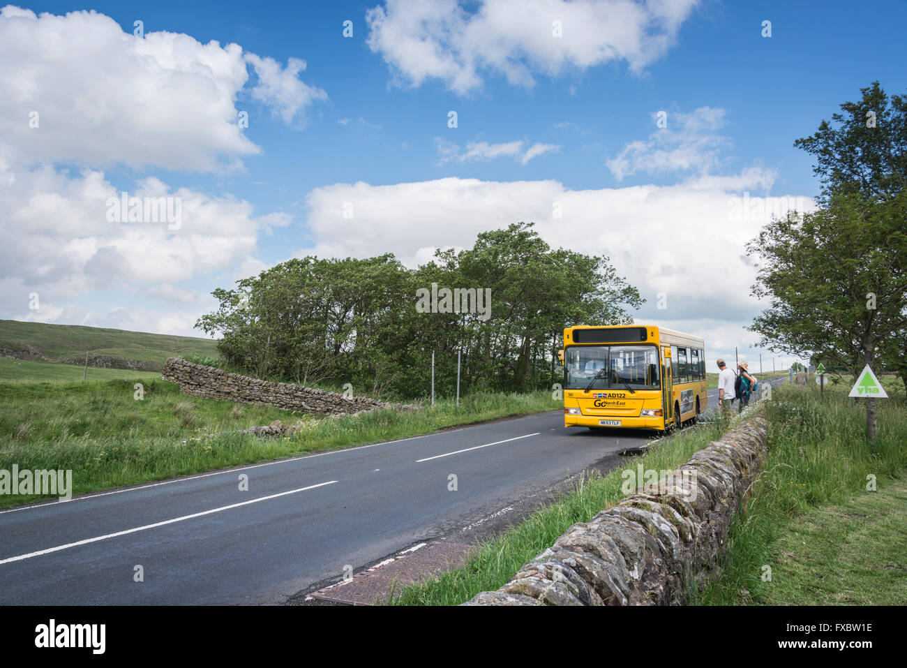 Die AD122 Bus zwischen Hexham und Greenhead im Sommer fährt Stockfoto