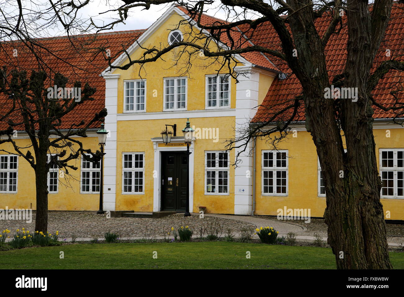 "Hovedgaarden" ist das Hauptgebäude eines kleinen Herrenhauses. Das Gebäude stammt aus dem Jahr 1767, ist das älteste in Silkeborg. Stockfoto