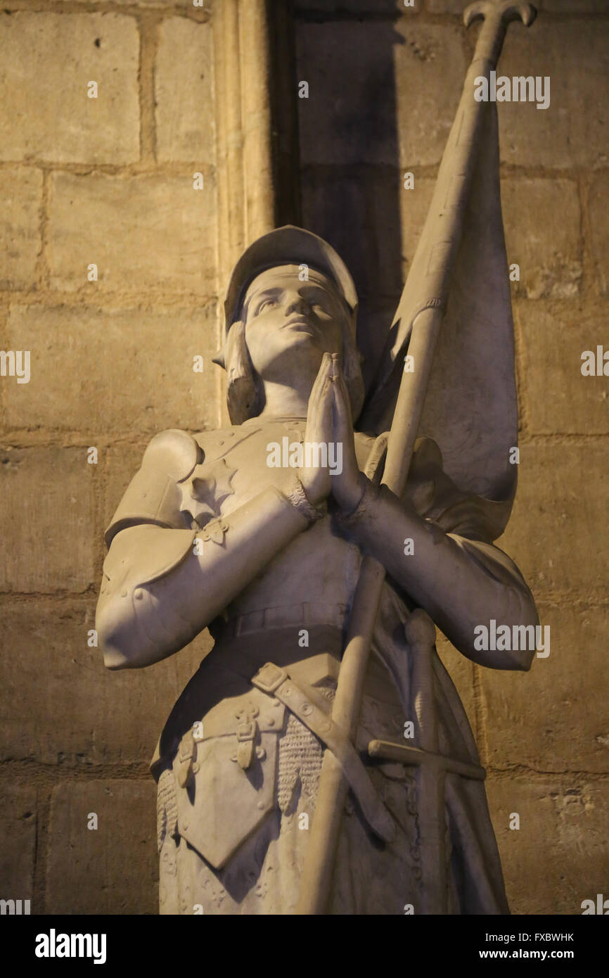 Statue von Jeanne d ' Arc (1412-1431). vom französischen Bildhauer Charles Desvegnes (1860-1928). Inneren Notre-Dame. Paris. Frankreich. Stockfoto
