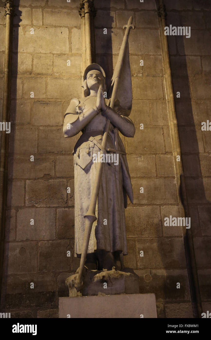 Statue von Jeanne d ' Arc (1412-1431). vom französischen Bildhauer Charles Desvegnes (1860-1928). Inneren Notre-Dame. Paris. Frankreich. Stockfoto