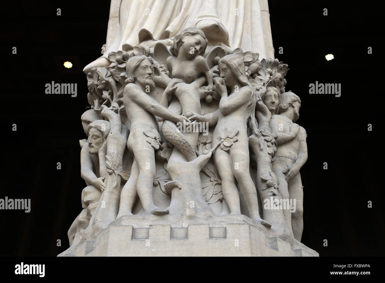 Adam Eva und die Schlange. Notre-Dame. Paris, Frankreich. Westfassade. Statuen von Viollet-Duc, 19. Jh. wieder aufgebaut. Stockfoto