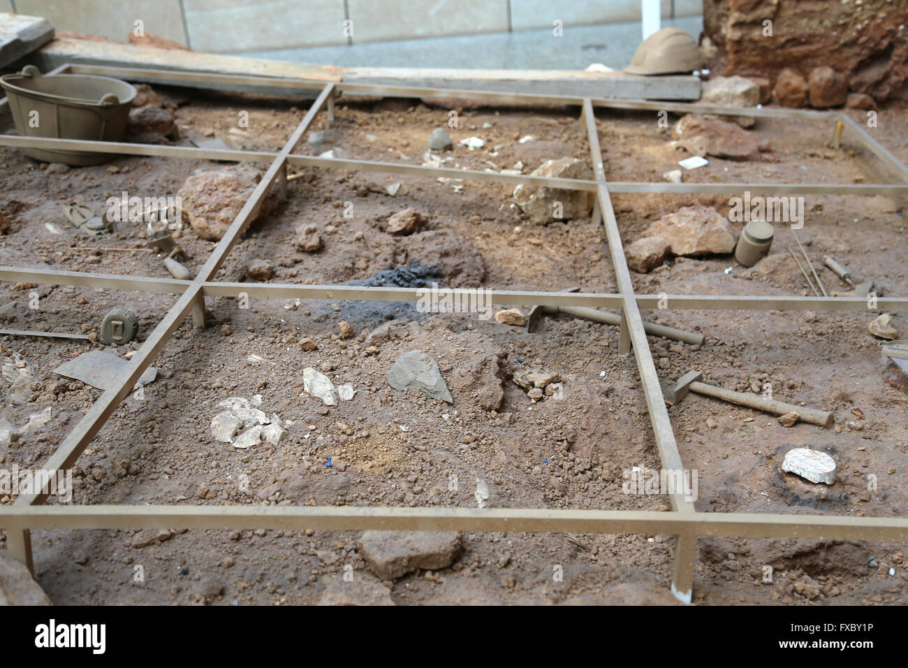 Archäologische Ausgrabung. Studieren Sie Materialien bleibt