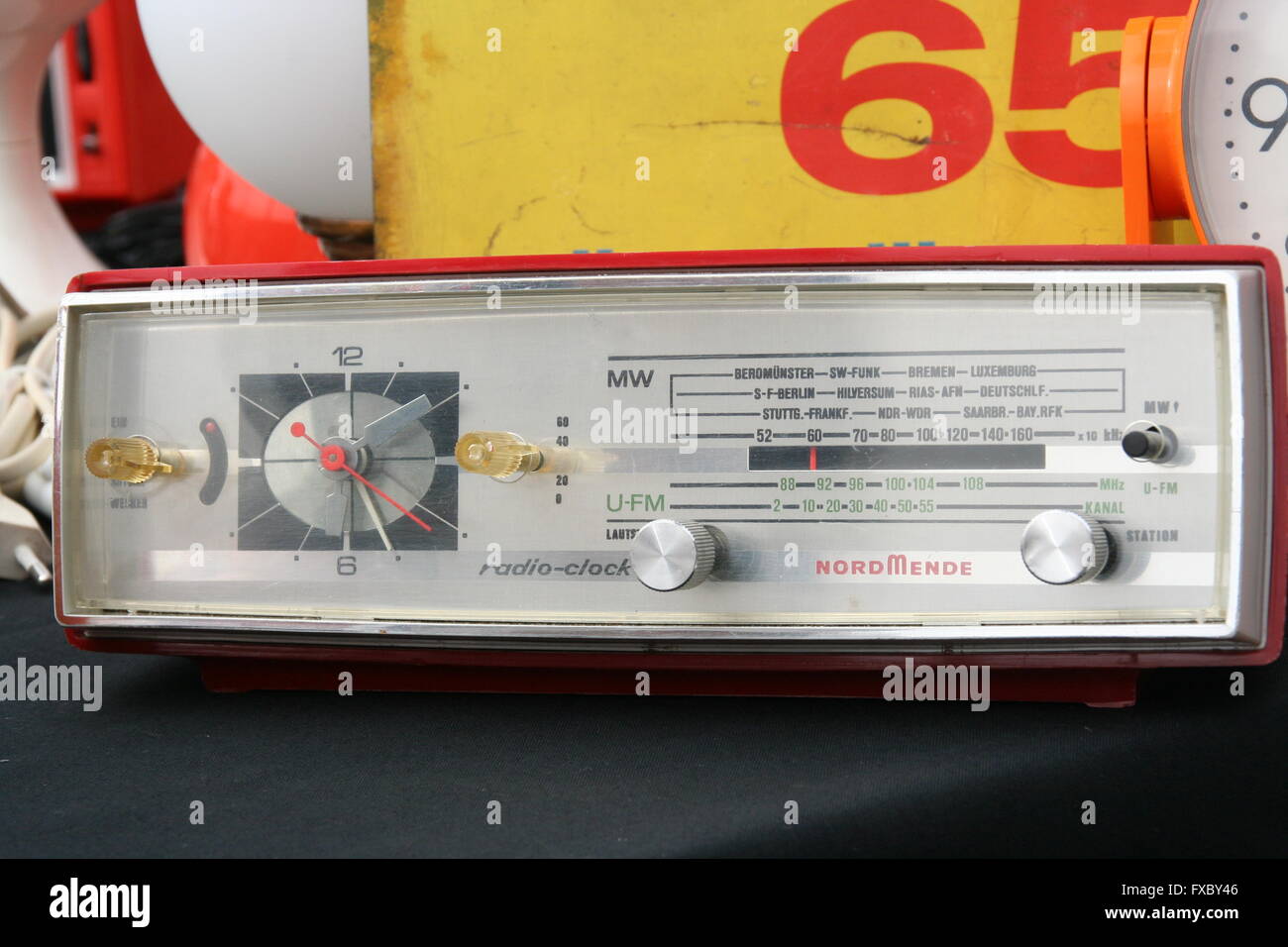 Vintage Radiowecker, Flohmarkt, Deutschland. Stockfoto