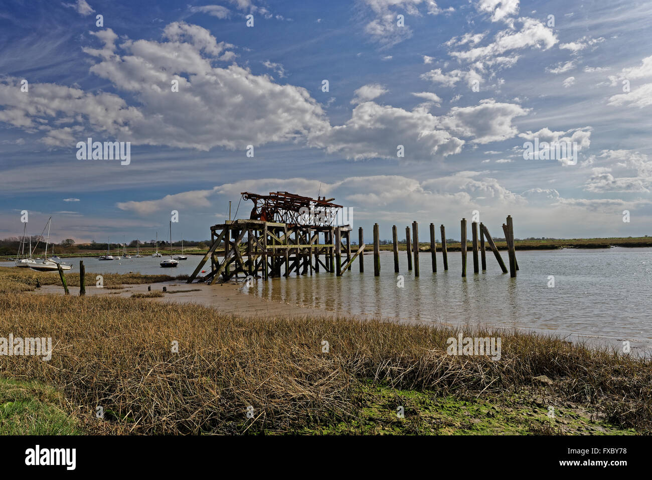 Ein verlassener Vorschaltgerät laden Kai auf Alresford Creek, Essex, UK Stockfoto