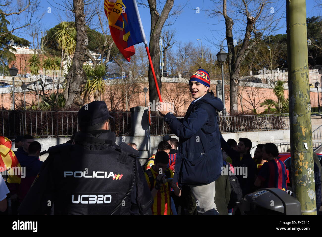 Madrid, Spanien. 13. April 2016. Ein Anhänger des FC Barcelona Ruft Parolen in Madrid. © Jorge Sanz/Pacific Press/Alamy Live-Nachrichten Stockfoto