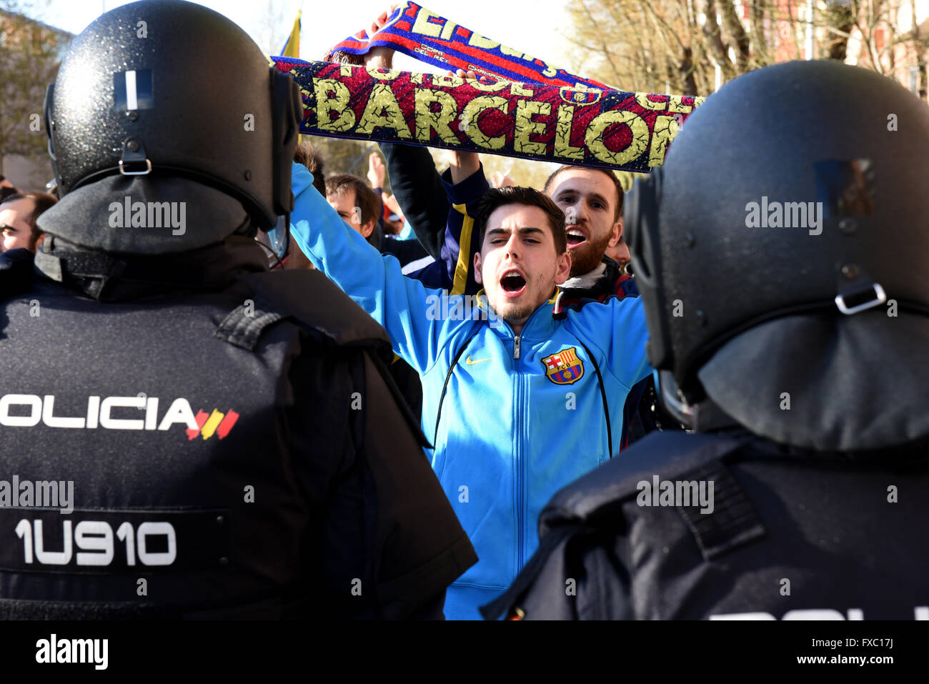 Madrid, Spanien. 13. April 2016. FC Barcelona Fans schreien Parolen in Madrid. © Jorge Sanz/Pacific Press/Alamy Live-Nachrichten Stockfoto