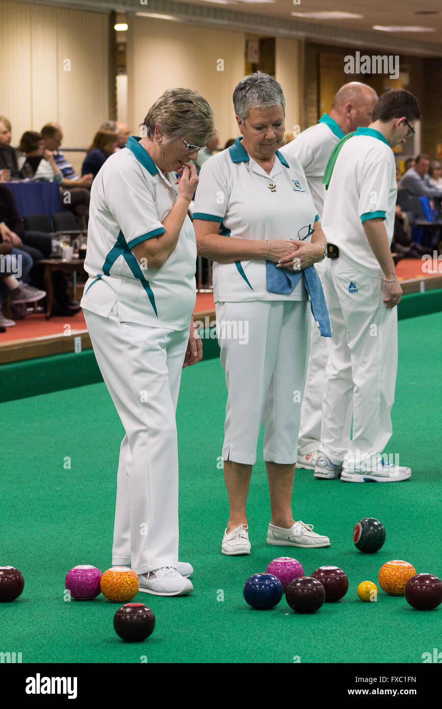 Melton Mowbray, Leicestershire, UK. 13. April 2016. Englische Indoor Bowling Association Nationale Meisterschaften ausgetragen bei Melton und Bezirk Indoor Bowls Club. Das Viertelfinale der Damen und Herren Nationa verdreifacht Teams ausgespielt werden. Bildnachweis: Jim Harrison/Alamy Live-Nachrichten Stockfoto