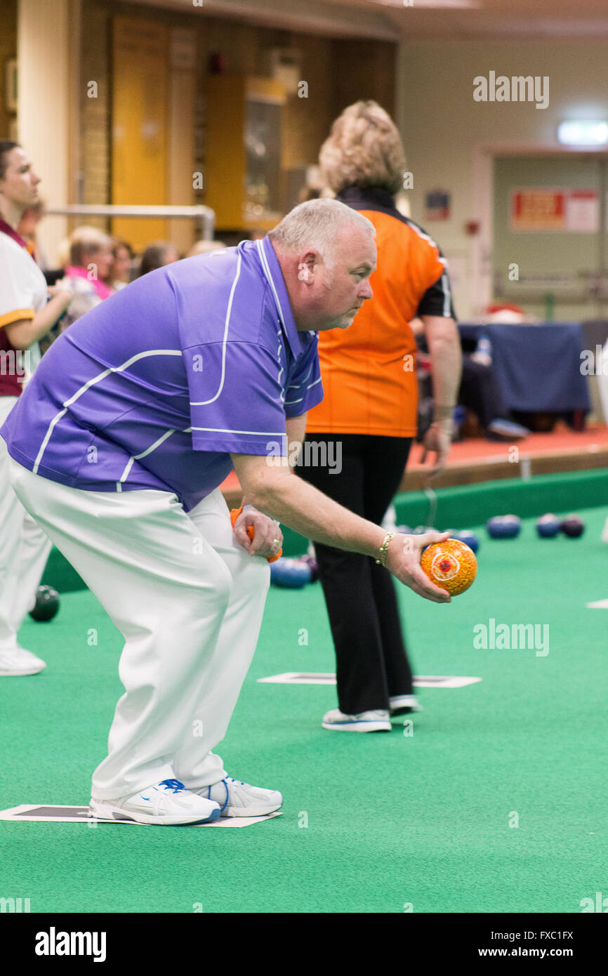 Melton Mowbray, Leicestershire, UK. 13. April 2016. Englische Indoor Bowling Association Nationale Meisterschaften ausgetragen bei Melton und Bezirk Indoor Bowls Club. Das Viertelfinale der Damen und Herren Nationa verdreifacht Teams ausgespielt werden. Bildnachweis: Jim Harrison/Alamy Live-Nachrichten Stockfoto