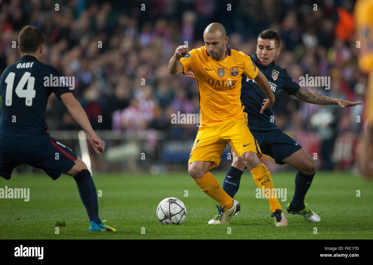 Vicente Calderon Stadion, Madrid, Spanien. 13. April 2016. Javier Mascherano in Aktion in der zweiten Hälfte. UEFA Champions League 2015/16 Viertel Finale zweite Bein Atletico de Madrid Vs Barcelona Credit: Pablo Gonzalez Cebrian/Alamy Live News Stockfoto