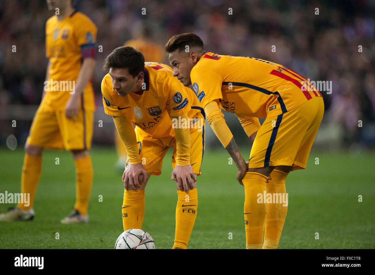 Vicente Calderon Stadion Madrid Spanien 13 April 2016 Leo Messi Und Neymar Vor Einem Freistoss Uefa Champions League 2015 16 Viertel Finale Zweite Bein Atletico De Madrid Vs Barcelona Credit Pablo Gonzalez Cebrian Alamy