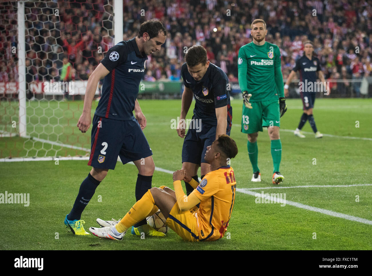 Vicente Calderon Stadion, Madrid, Spanien. 13. April 2016. UEFA Champions League 2015/16 Viertel Finale zweite Bein Atletico de Madrid Vs Barcelona Credit: Pablo Gonzalez Cebrian/Alamy Live News Stockfoto