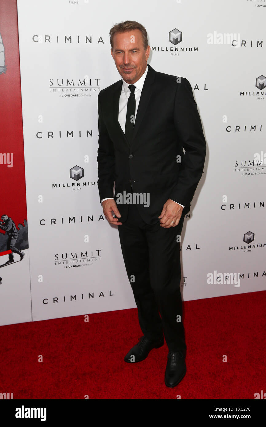 NEW YORK-APR 11: Schauspieler Kevin Costner besucht die "Verbrecher" NewYork-Premiere im Loews Lincoln Square am 11. April 2016 in New York City. Stockfoto