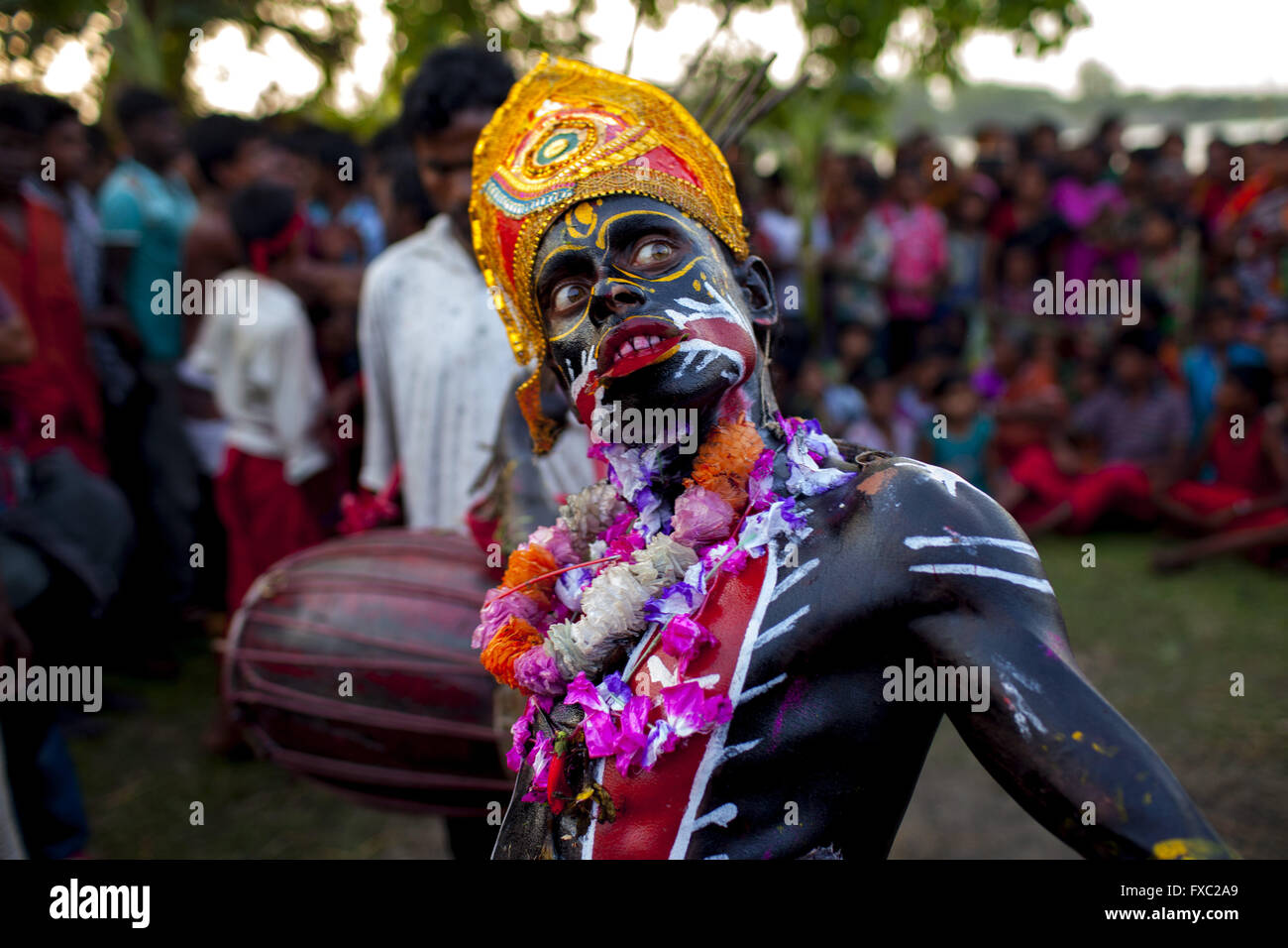 Dhaka, Dhaka, Bangladesh. 13. April 2016. 13. April 2016 Mowlobibazer, Bangladesch '' "Charak Puja (Hingabe an Gott) ist ein alten hinduistischen religiösen und folk Festival der südlichen Gürtel von Bangladesch und West-Bengalen (Indien). Durchdringen Sie an diesem Tag Anhänger sich mit scharfen Waffe und Haken Sie und hängen Sie selbst durch Chorok Baum zu, da sie, dass es Wohlstand tragen wird glauben, durch den Wegfall der Trauer und Leiden des Vorjahres. Das Festival ist tatsächlich ein '' Lord Shiva'', der große '' Debadideb'' der Hindu-Religion zu befriedigen. Bildnachweis: K M Asad/ZUMA Draht/Alamy Live-Nachrichten Stockfoto