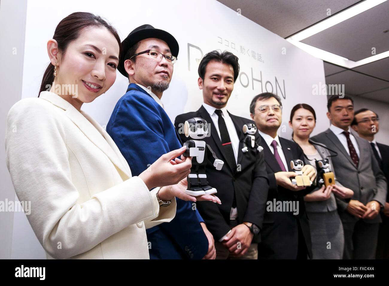 Tokio, Japan. 14. April 2016. Sharp stellt die RoBoHoN auf einem Launch-Event am 14. April 2016 in Tokio, Japan. Die neuen müssen Gadget ist ein Miniatur humanoider Roboter mit einem Bildschirm auf den Rücken und eine Kamera und Projektor vor der Nase. Entsprechend scharf, dies ist die weltweit erste mobile Roboter Telefon und dient als angeschlossene Begleiter, der Nachrichten weiterleiten wird, geben Sie Erinnerungen und nehmen und Projekt Bilder. RoBoHoN laufen und sprechen kann und 19,5 cm in der Höhe ist nur klein genug, um herum zu nehmen. Bildnachweis: Aflo Co. Ltd./Alamy Live-Nachrichten Stockfoto