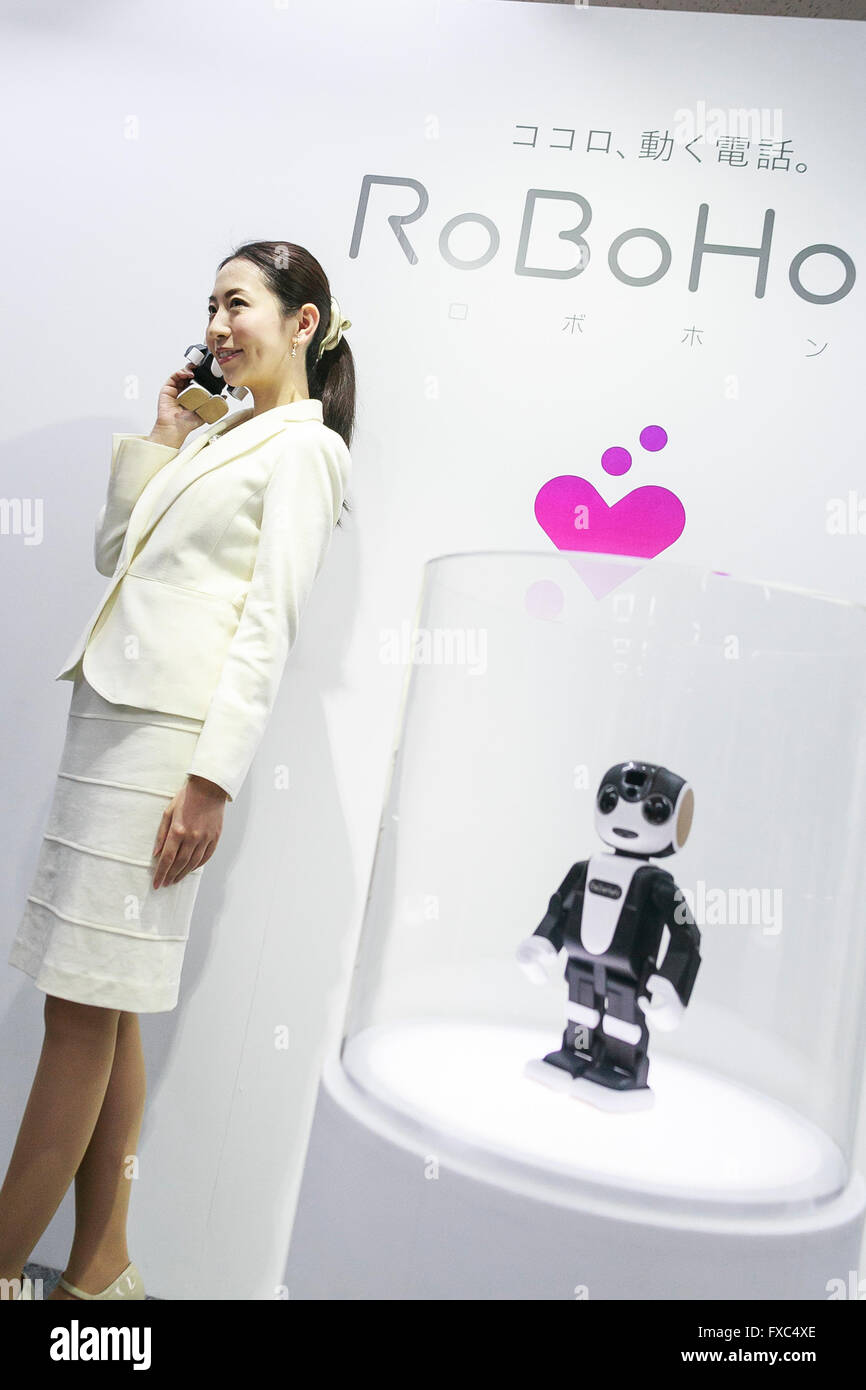 Tokio, Japan. 14. April 2016. Sharp stellt die RoBoHoN auf einem Launch-Event am 14. April 2016 in Tokio, Japan. Die neuen müssen Gadget ist ein Miniatur humanoider Roboter mit einem Bildschirm auf den Rücken und eine Kamera und Projektor vor der Nase. Entsprechend scharf, dies ist die weltweit erste mobile Roboter Telefon und dient als angeschlossene Begleiter, der Nachrichten weiterleiten wird, geben Sie Erinnerungen und nehmen und Projekt Bilder. RoBoHoN laufen und sprechen kann und 19,5 cm in der Höhe ist nur klein genug, um herum zu nehmen. Bildnachweis: Aflo Co. Ltd./Alamy Live-Nachrichten Stockfoto