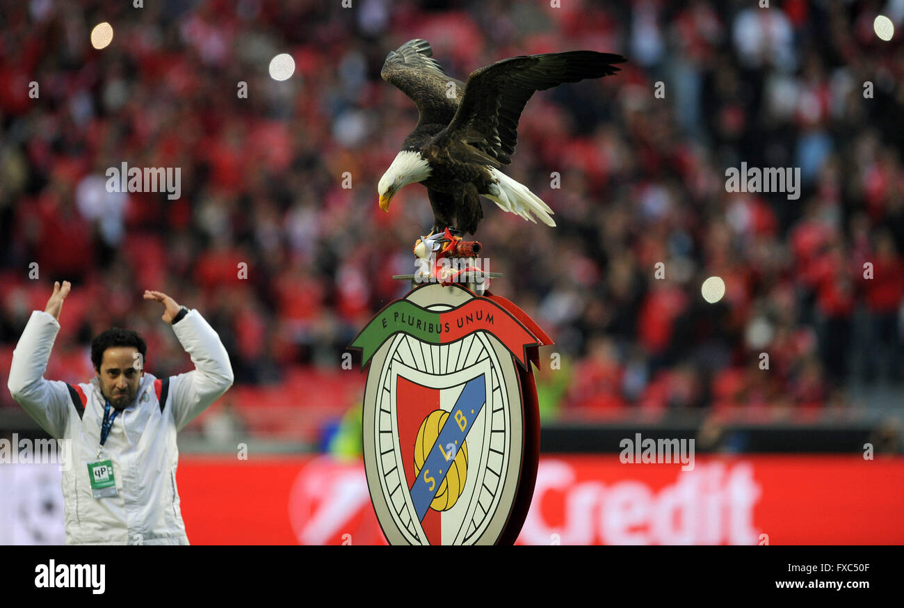 Lissabon Portugal 13 April 2016 Benfica Lisbon Team Maskottchen Ein Adler Fliegt Auf Dem Platz Vor Der Uefa Champions League Viertelfinale Zweiten Bein Fussballspiel Zwischen Sl Benfica Und Fc Bayern Munchen Im Estadio Da