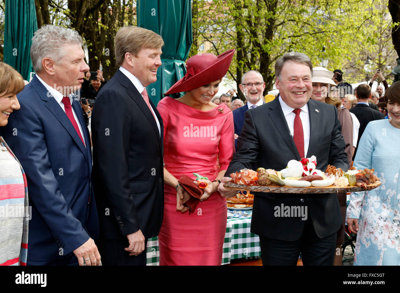 Dieter Reiter, König Willem-Alexander, Königin Maxima der Niederlande Und Helmut Brunner Auf Dem Viktualienmarkt. München, 13.04.2016/picture Allianz Stockfoto