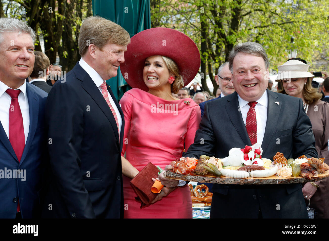 Dieter Reiter, König Willem-Alexander, Königin Maxima der Niederlande Und Helmut Brunner Auf Dem Viktualienmarkt. München, 13.04.2016/picture Allianz Stockfoto