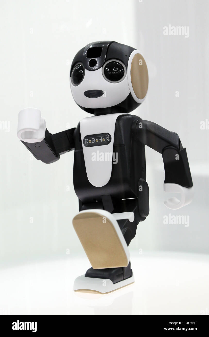 Tokio, Japan. 14. April 2016. Japanische Elektronik-Riese Sharp der  weltweit erste Roboter-Telefon "RoBoHoN", humanoide Roboter geformte  Smartphone konzipiert von Japans berühmten Roboter Schöpfer Tomotaka  Takahashi am Sharp Büro in Tokio am Dienstag,