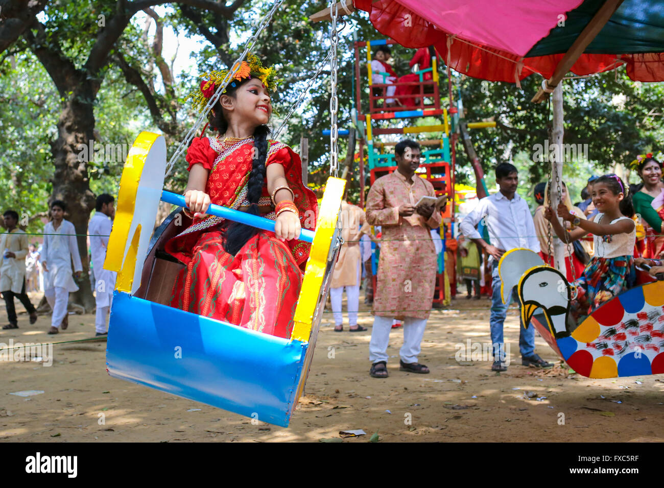 Dhaka, Bangladesch. 14. April 2016. Kinder fahren auf Nagordola - ein traditionelles Fahrgeschäft um den ersten Tag des bengalischen Neujahr zu feiern. Bildnachweis: Mohammad Ponir Hossain/ZUMA Draht/Alamy Live-Nachrichten Stockfoto