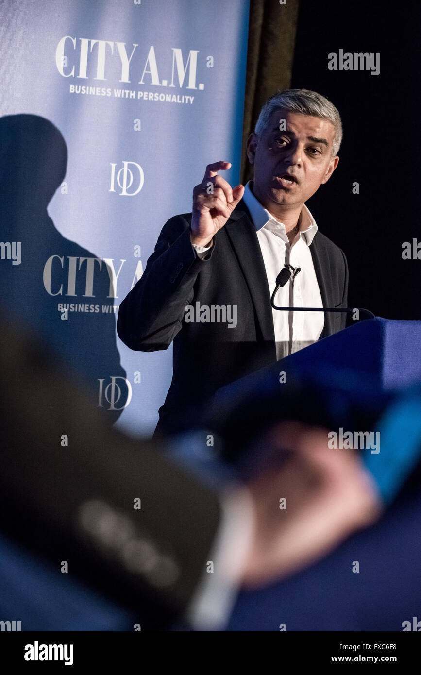 London, UK. 12. April. London bürgermeisterliche Wahldebatte am Institute of Directors mit Sadiq Khan (im Bild) von der Labour-Partei und der konservativen Kandidaten Zac Goldsmith Credit: Guy Corbishley/Alamy Live News Stockfoto