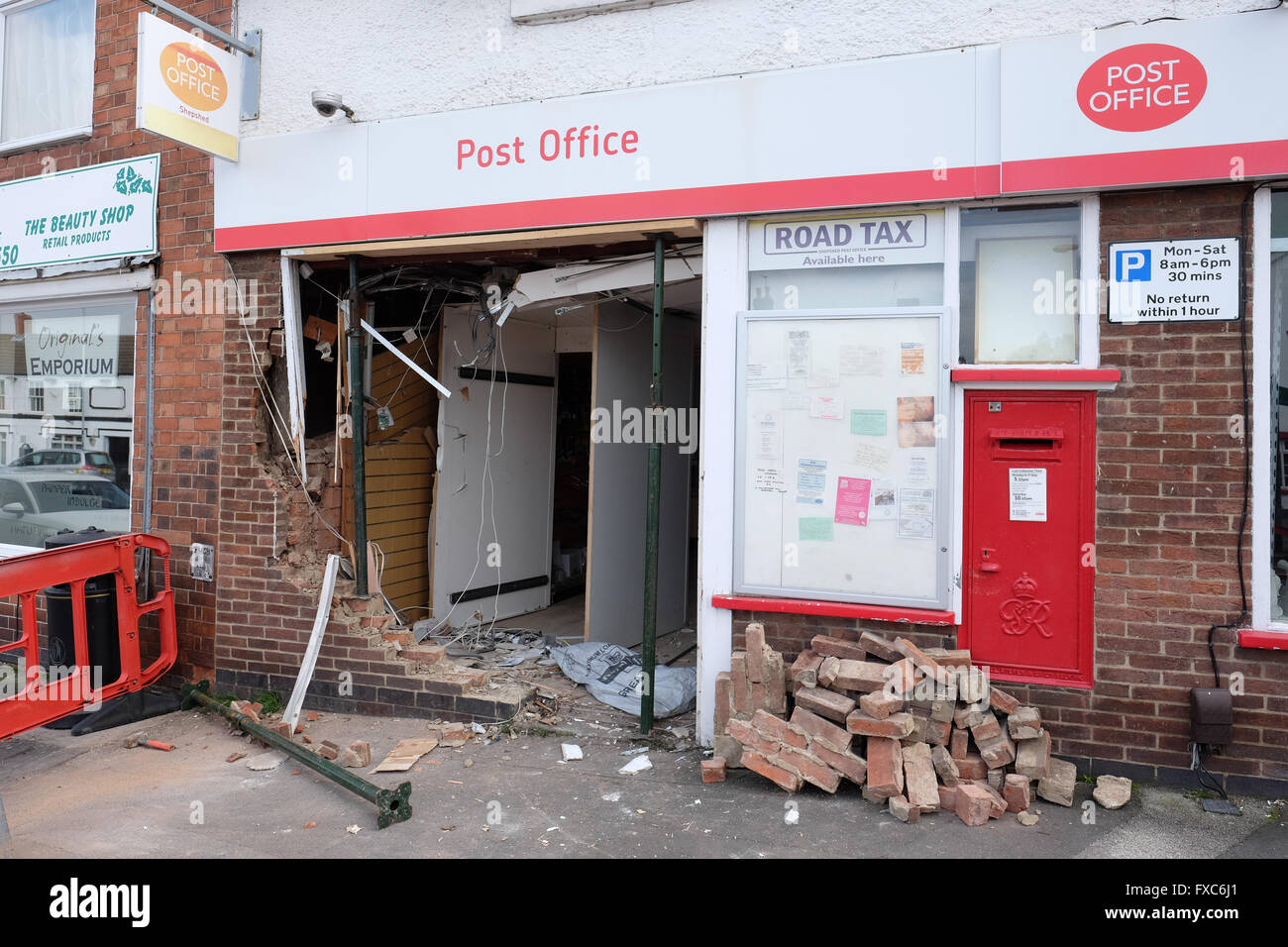 Diebe haben einen Geldautomaten nach Ram überfallen Shepshed Postamt über Nacht gestohlen. Stockfoto