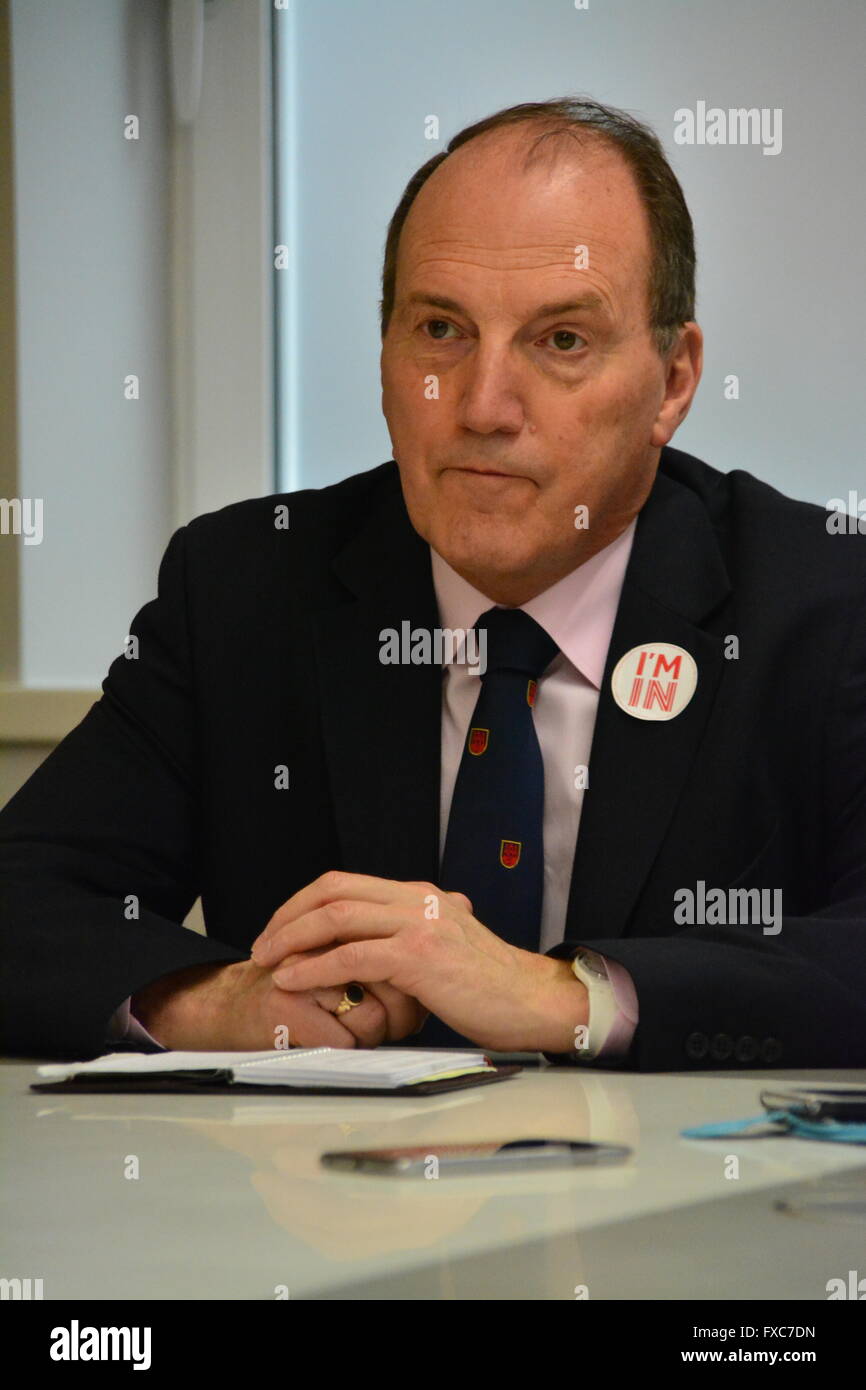 Gibraltar. 14. April 2016. Ehemalige britische MP Simon Hughes kam in Gibraltar, wo er traf sich mit Gibraltar Deputy Chief Minister Joseph Garcia und EU-Referendum im im "Kampagne Führer Gemma Vasquez als Zeichen der Unterstützung für die Kampagne zu bleiben in der EU in dem her kommenden Referendum abstimmen. Er wird als die wichtigsten Gastredner bei einer ihn sprechen IN "Kampagne Abendessen in Gibraltar später an diesem Abend stattfinden. Bildnachweis: Stephen Ignacio/Alamy Live-Nachrichten Stockfoto