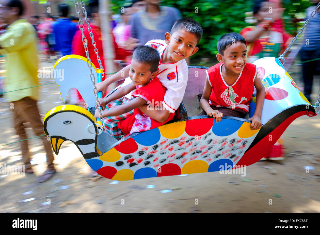 Dhaka, Bangladesch. 14. April 2016. Kinder sind auf Nagordola - ein traditionelles Fahrgeschäft - feiern den ersten Tag des neuen Jahres Bengali Reiten. Bildnachweis: Mohammad Ponir Hossain/ZUMA Draht/Alamy Live-Nachrichten Stockfoto