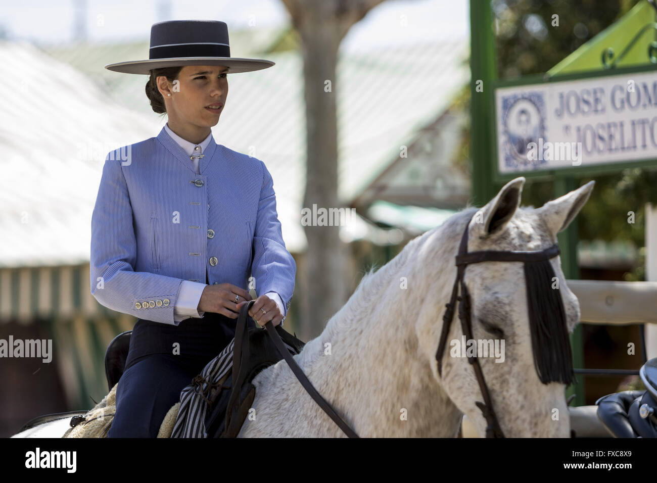 Sevilla, Spanien. 14. April 2016. Eine Reiterin auf die "Feria de Abril'' (Feria) 2016 © Daniel Gonzalez Acuna/ZUMA Draht/Alamy Live News Stockfoto