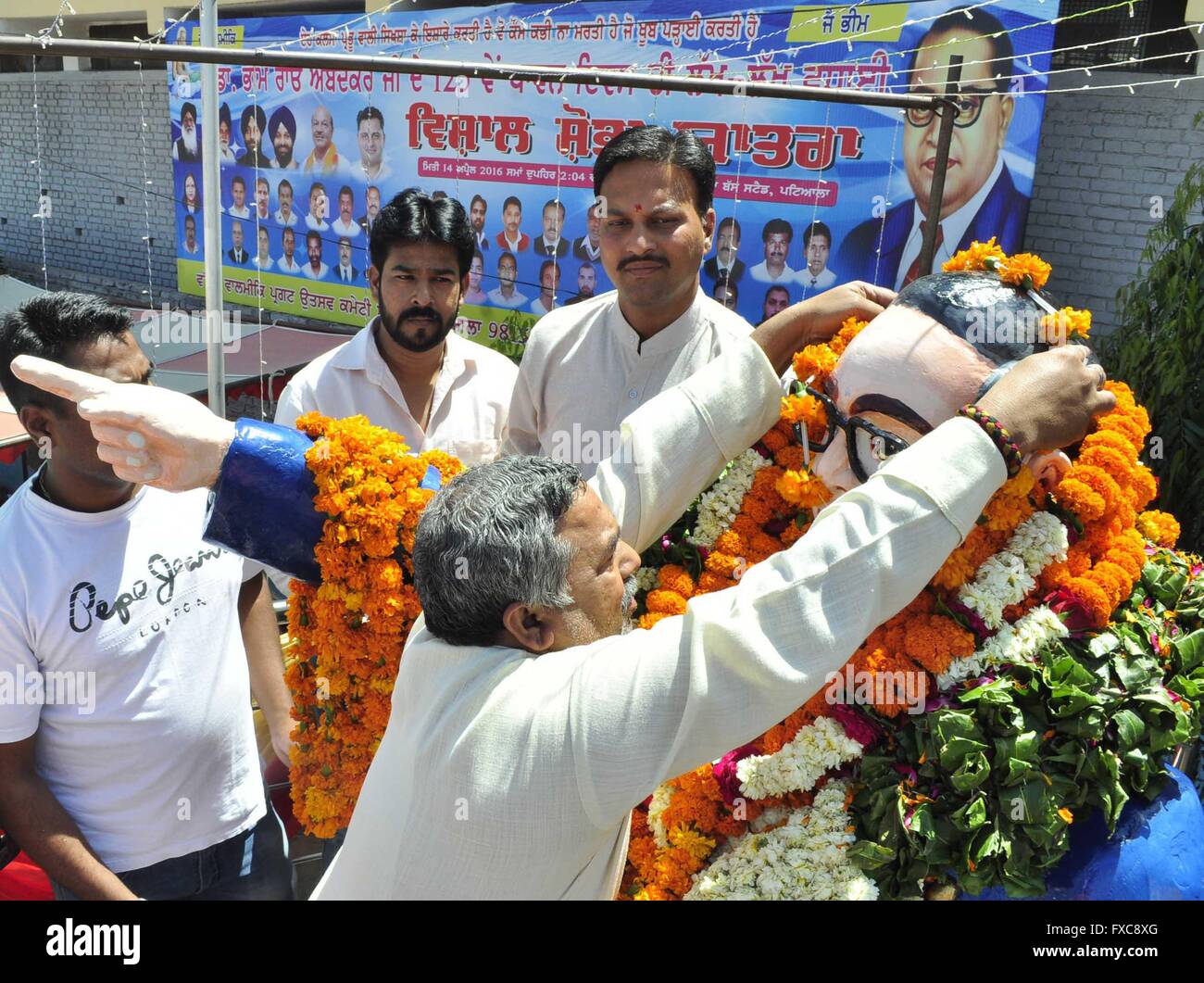 BJP Staatssekretär, Raj Kumar Pathi zusammen mit seinen Anhängern, Statue von Dr. Bhim Rao Ambedkar auf seinen 125. Geburtstag am Bus Statnd Chowk warnen. Er ist im Volksmund als Babasaheb, unterstützt aber auch die Rechte der Frauen und Arbeit bekannt war ein indischer Jurist, Wirtschaftswissenschaftler, Politiker und Sozialreformer, inspiriert die Dalit buddhistischen Bewegung und setzte sich gegen die soziale Diskriminierung von Untouchables (Dalits). Er war unabhängigen Indiens erste Gesetz-Minister und der Hauptarchitekt der indischen Verfassung. (Foto von Rajesh Sachar/Pacific Press) Stockfoto