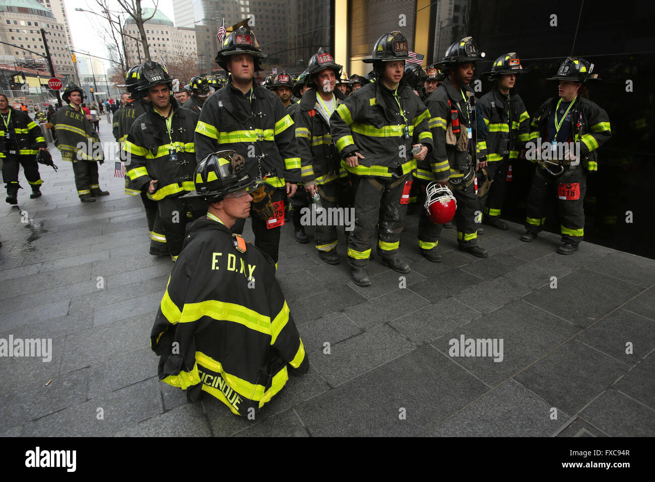 New York City, NY, USA. 13. März 2016. FDNY Feuerwehr warten, um ihre Treppe klettern beginnen
